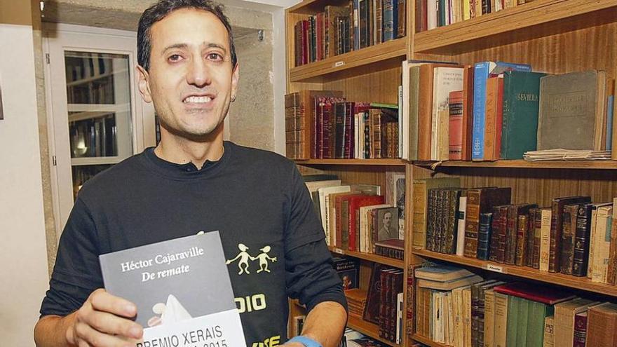 Héctor Cajaraville, nunha librería de Santiago. FOTO: xoán álvarez