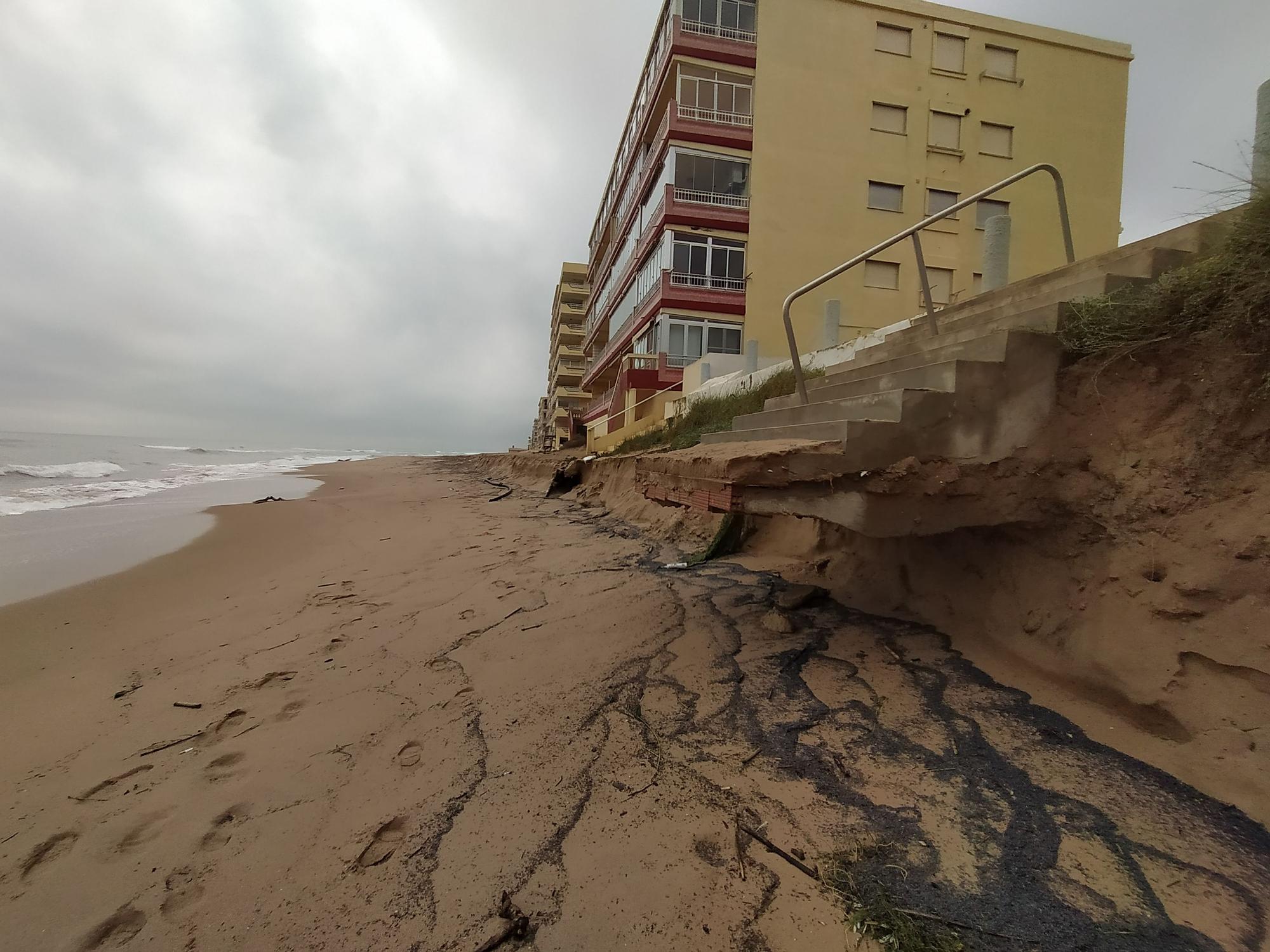 El temporal arrasa la playa de Tavernes