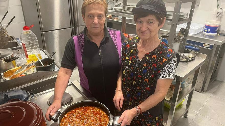 Arriba, Mari Camblor y Marisa Argüelles, cocinando callos en Ciaño. A la izquierda, el grupo de teatro «Padre Coll» en el cine Ideal de la localidad langreana. | LNE / D. M.