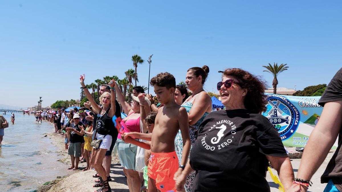 Miles de personas reunidas en el abrazo al Mar Menor esta mañana en Los Alcázares.