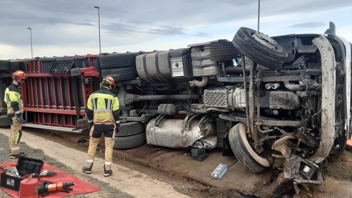 Estado en que ha quedado el camión tras volcar en la salida de Monreal del Campo, este viernes