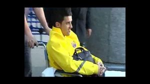 David Villa, traslladat a l’aeroport per tornar a Barcelona, on serà operat de la fractura de tíbia.