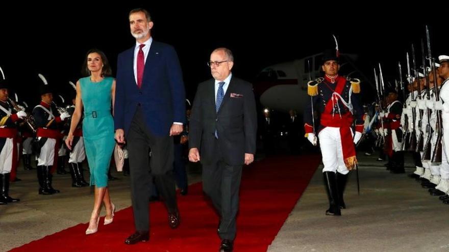 Els Reis, obligats a esperar una hora a l&#039;avió a la seva arribada a l&#039;Argentina