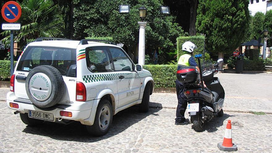 Agentes. Un efectivo de la unidad motorizada de la Policía Local.