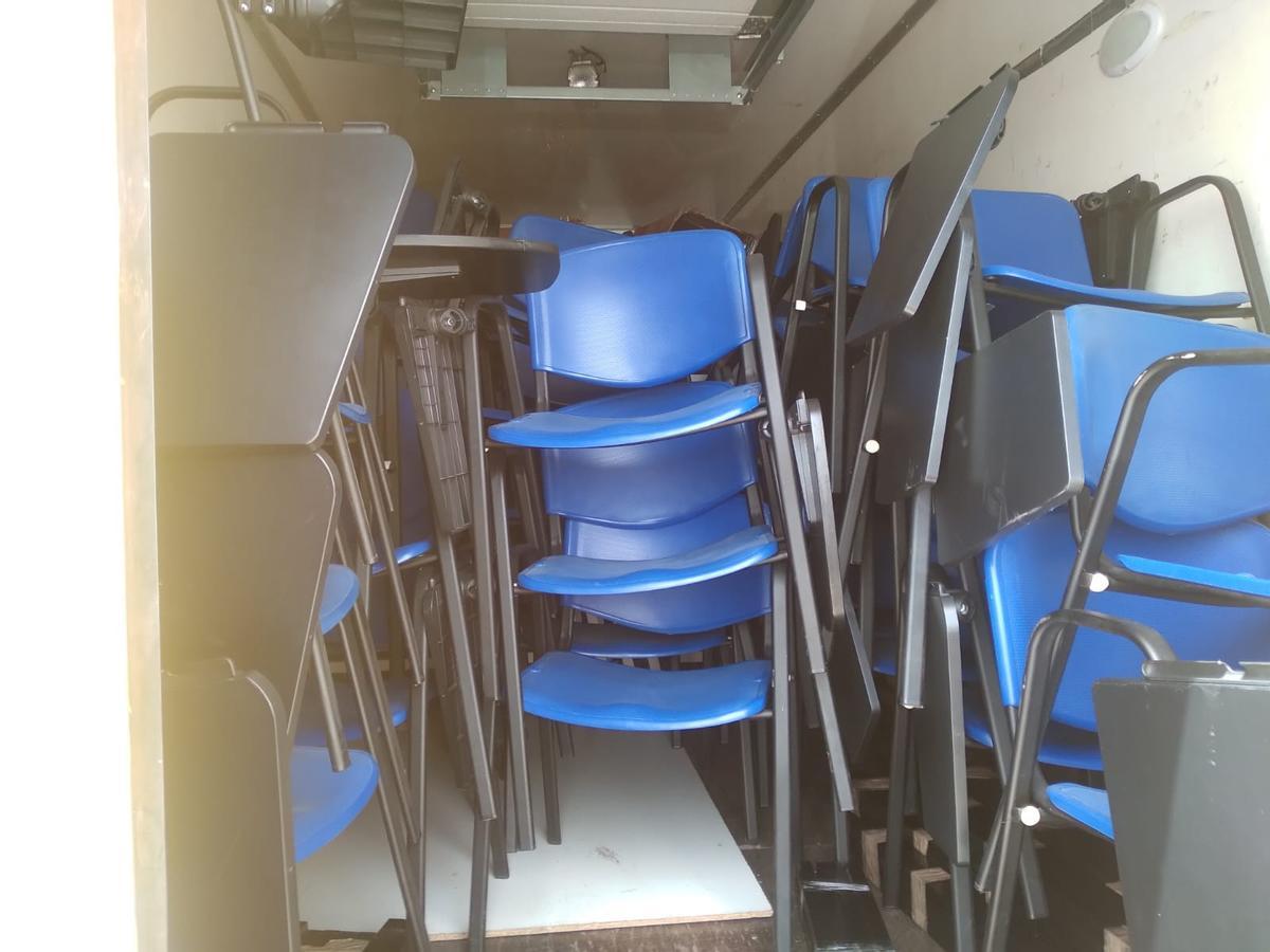 Donación de sillas de la UNED de Lanzarote para los campos de refugiados de Tinduf, en Argelia.