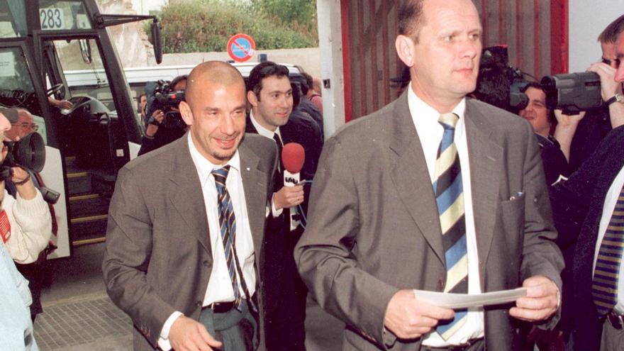 Vialli, a su llegada al hotel de concentración en Palma como entrenador del Chelsea, el 7 de abril de 1999.