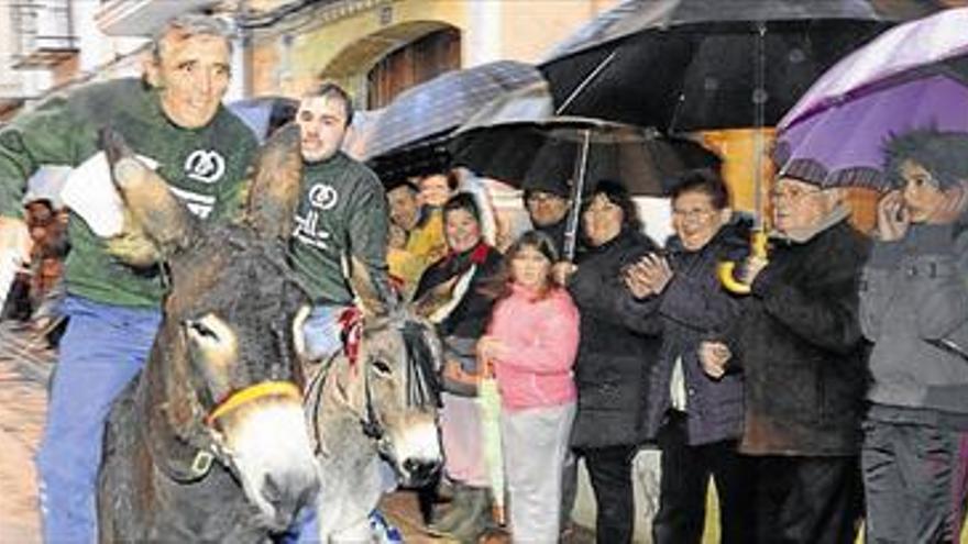 Borriol desafía a las lluvias con la carrera de burros