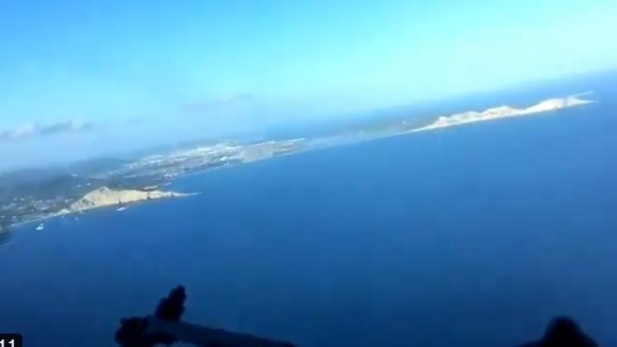 Así se ve la llegada a Ibiza desde el asiento de un piloto
