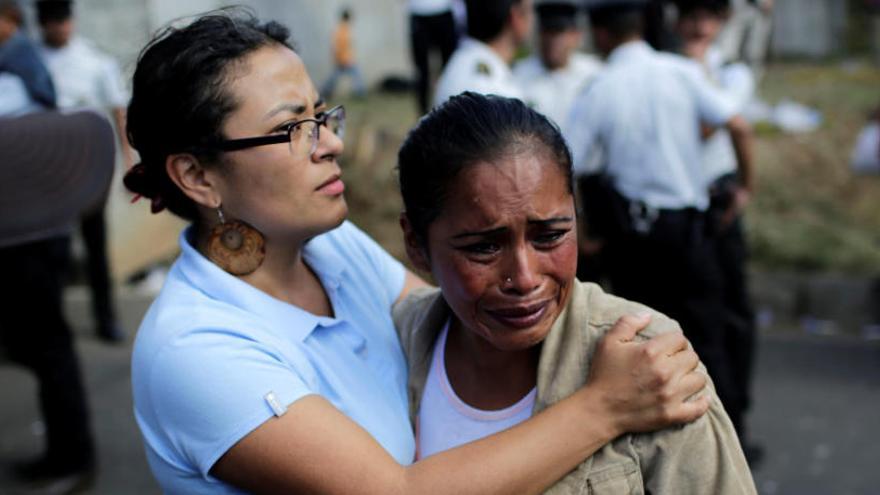 Familiares lloran a las víctimas del incendio.