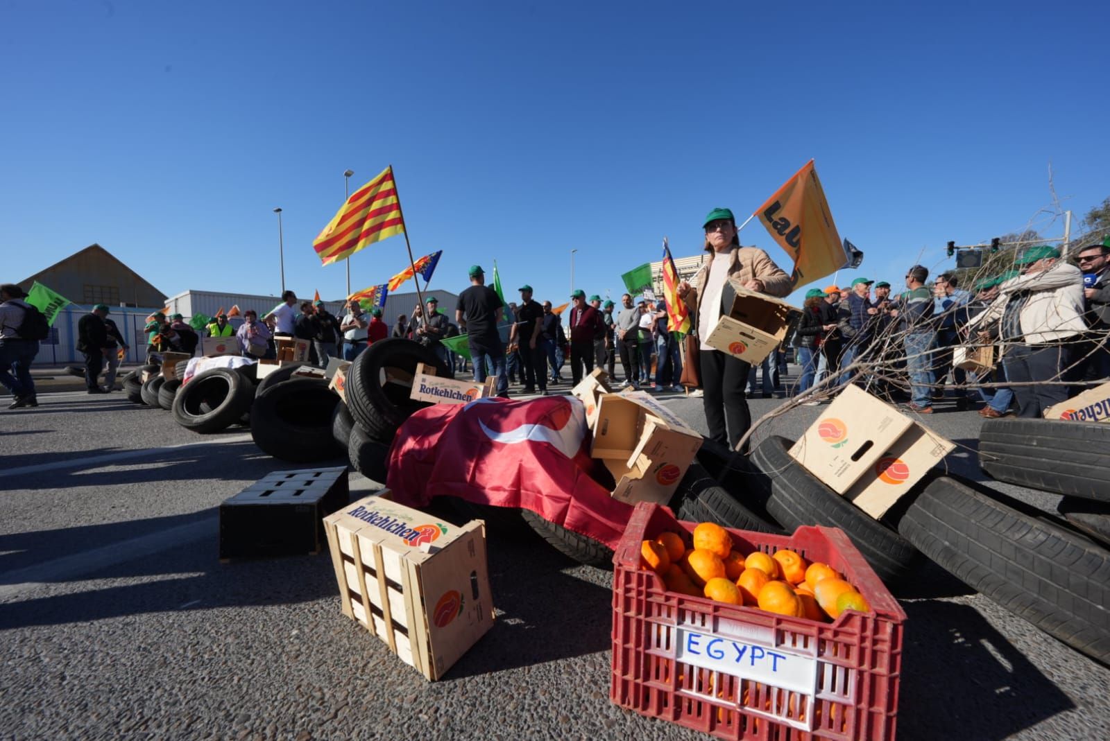Galería de imágenes: Los agricultores cortan el acceso al puerto de Castellón