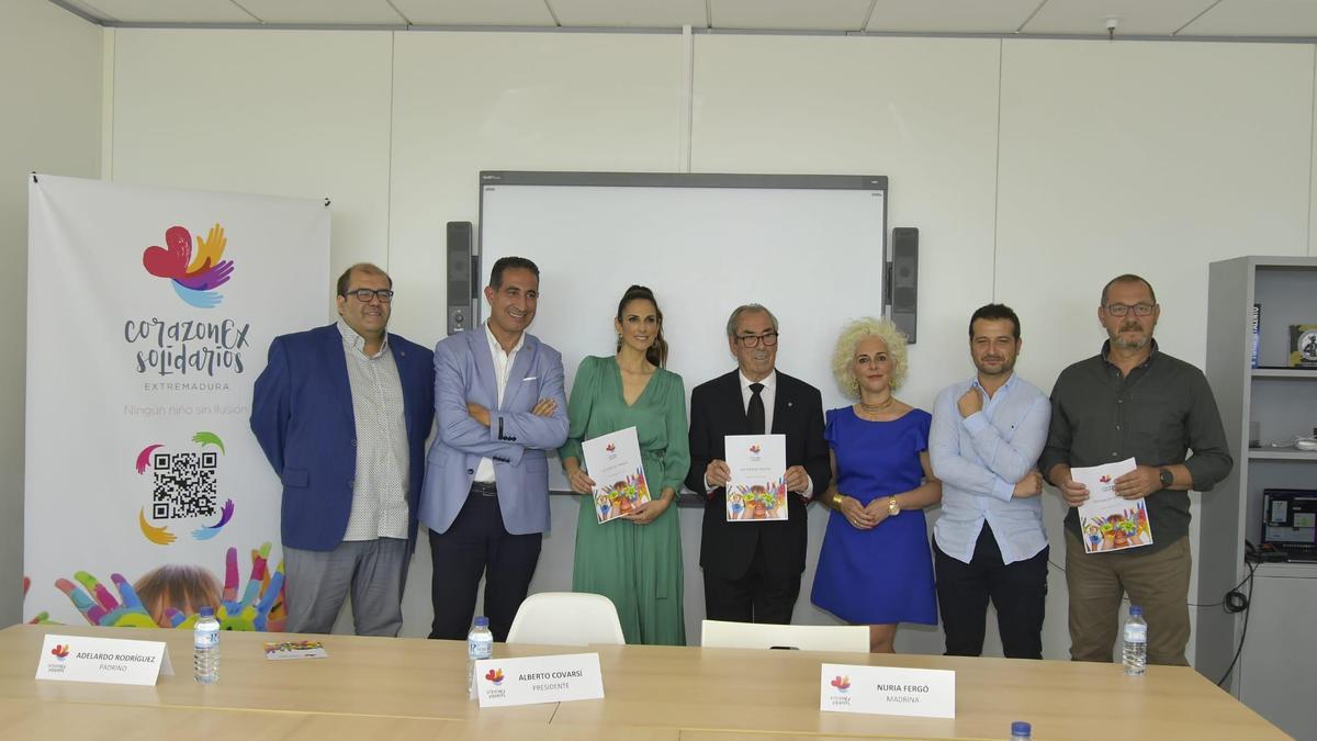 Fundadores y padrinos de la nueva asociación CorazonEx Solidarios, este martes en Badajoz.