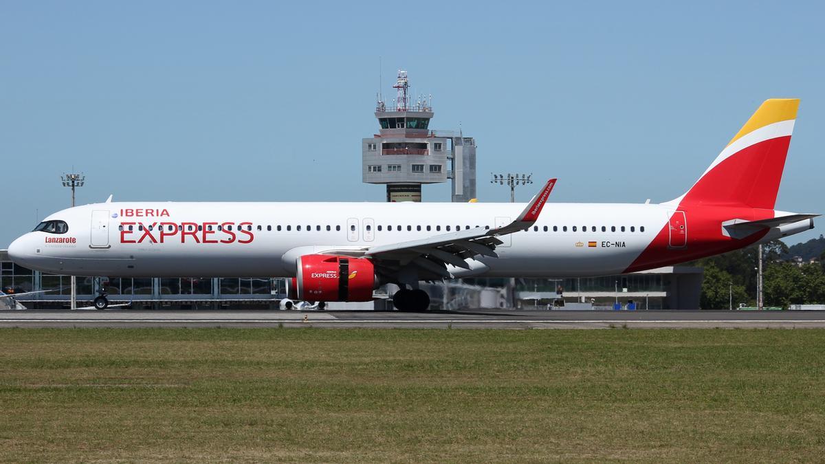El Airbus 321neo de Iberia Express hoy en el aeropuerto de Vigo.
