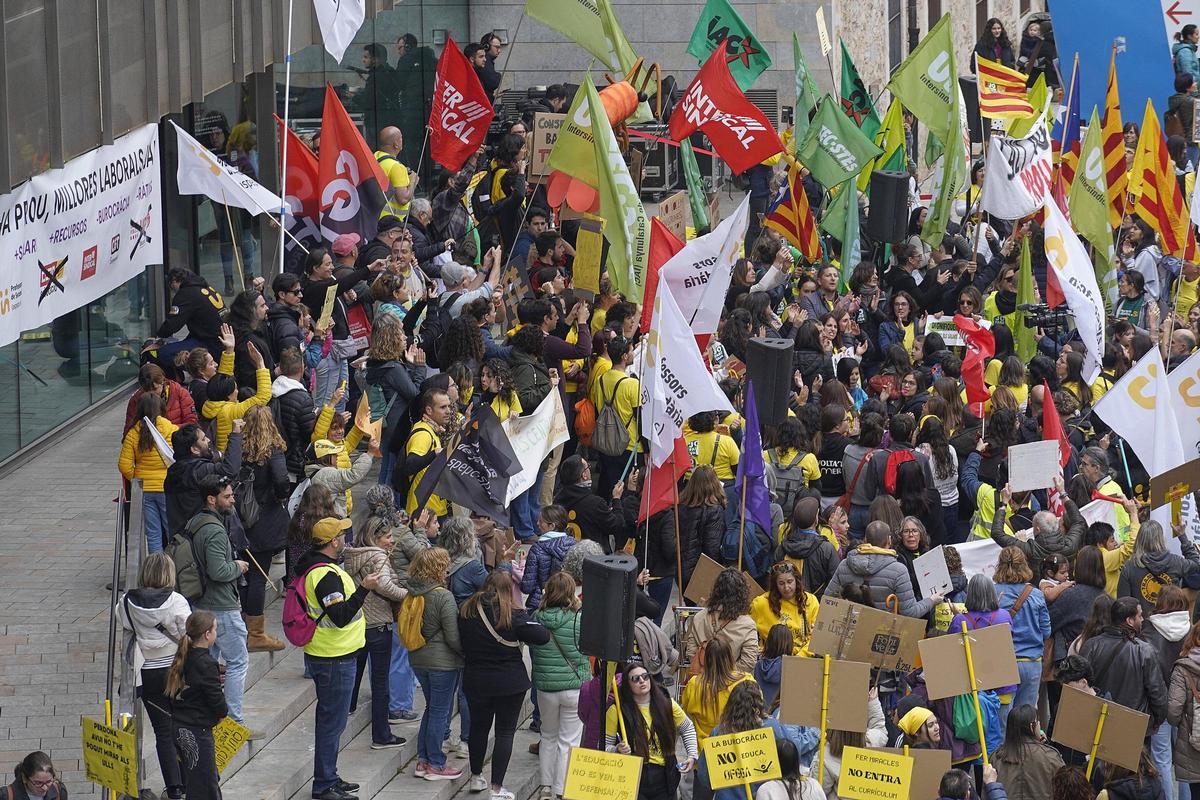 Les imatges de la protesta dels docents davant de la Generalitat a Girona