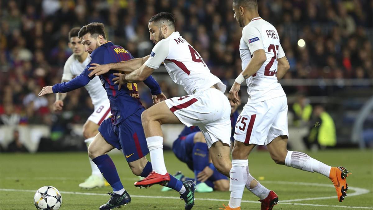 Leo Messi rodeado de rivales duerante el Barça-Roma de la Champions 2017/18