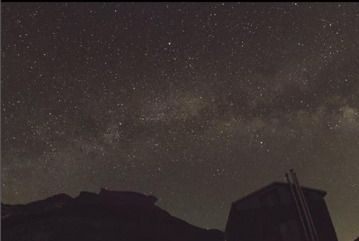El espectacular firmamento, con la Vía Lactea, de mil estrellas que se ve desde el refugio de Ordesa.