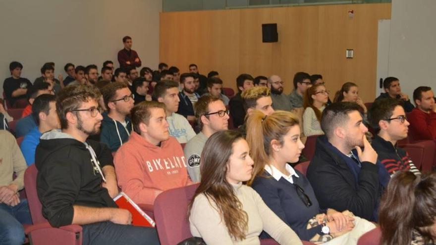 Algunos de los alumnos que acudieron a la charla.