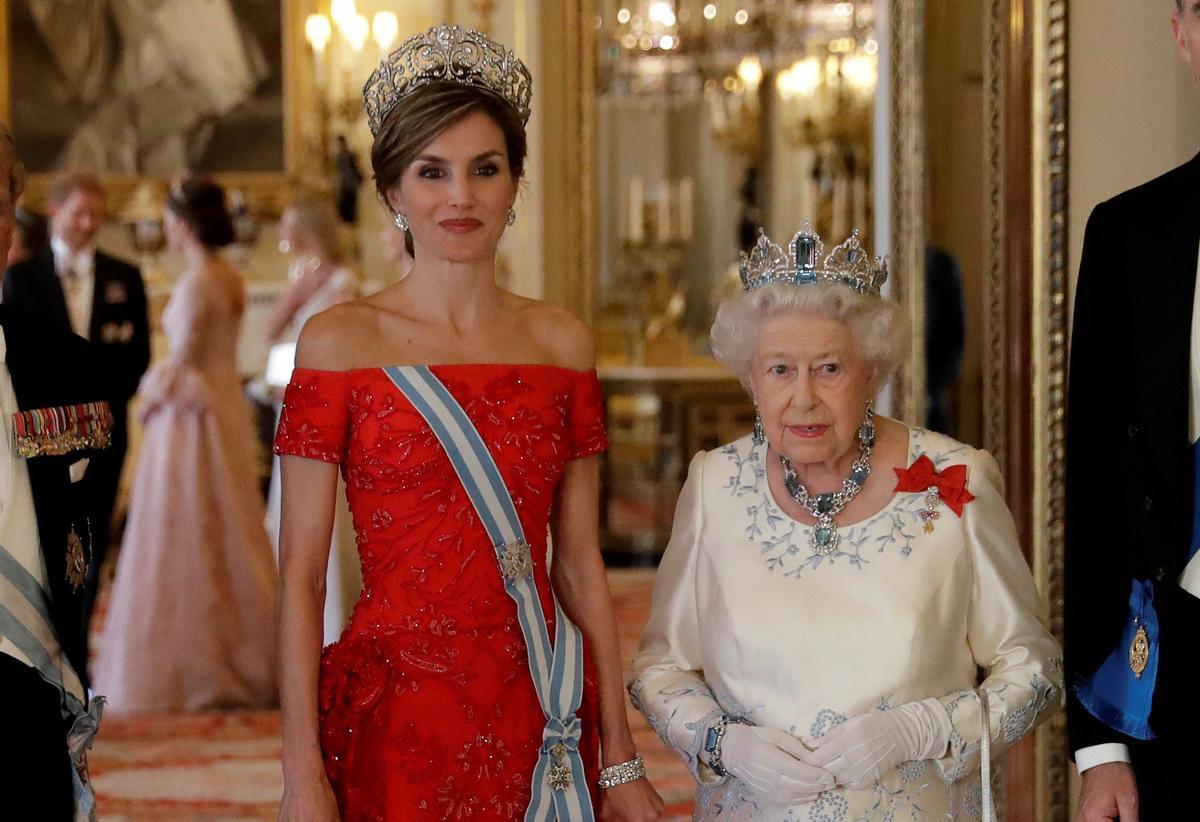 12 de julio de 2017, Londres.- La Reina Letizia e Isabel II, en la cena de gala que tuvo lugar el miércoles en el palacio de Buckingham.