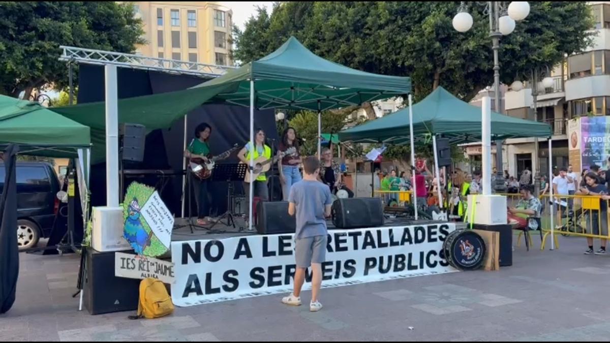 Las familias llenan Alzira de música, arte y tradición en apoyo de la huelga docente