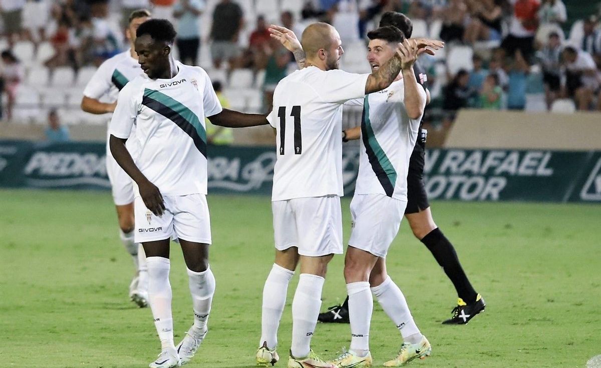 Sergio Benito, Javi Flores y Diarra celebran el gol ante el Villarreal B en El Arcángel.
