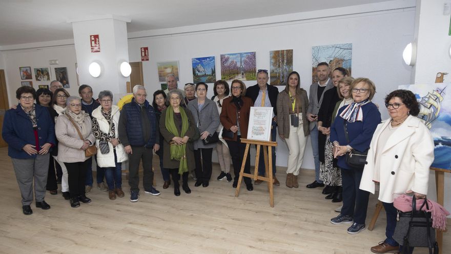 El Centro de Personas Mayores de Caravaca muestra el arte sus usuarios en la nueva sala de exposiciones