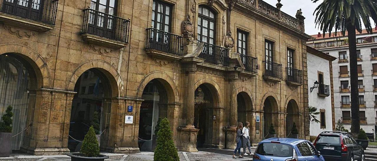La fachada del hotel de la Reconquista.