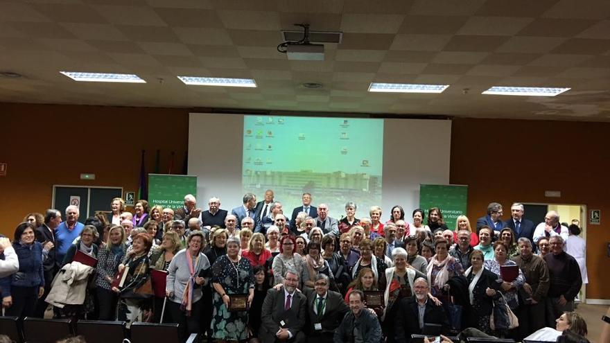 Foto de familia de los participantes en el acto.