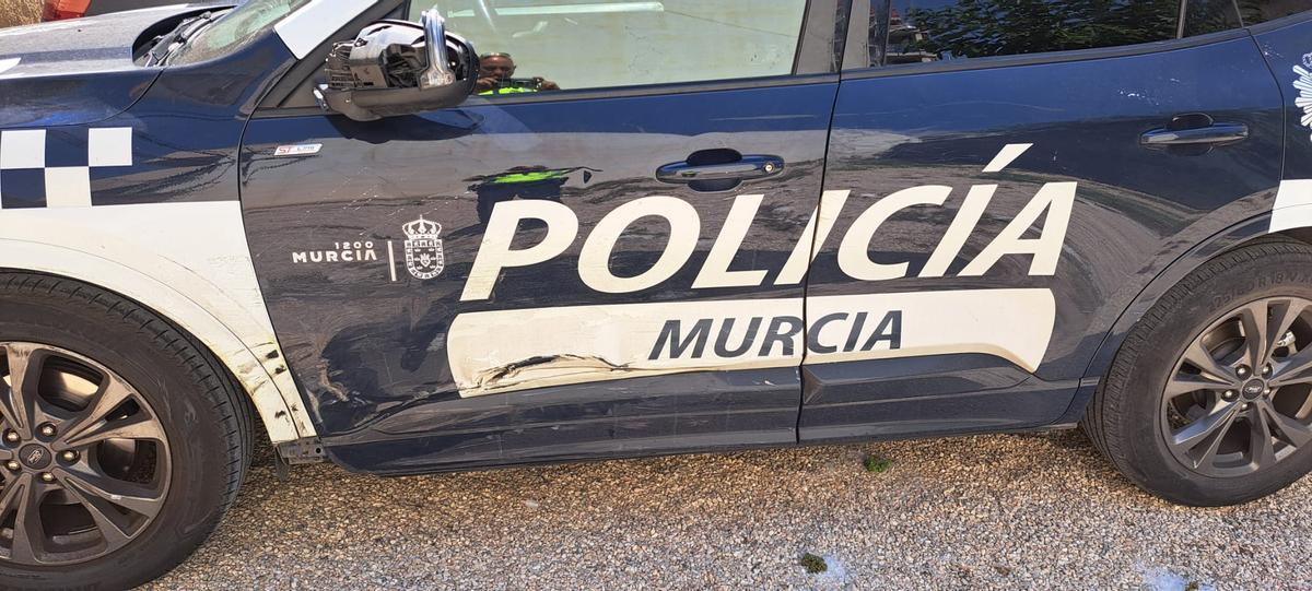Vehículo de la Policía Local de Murcia que sufrió daños en la persecución.