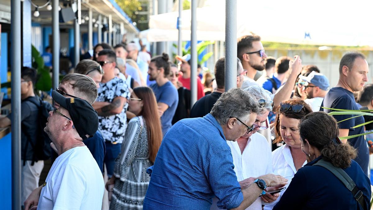 Ambiente en el bar terraza Salts antes de un partido del Barça en Montjuïc