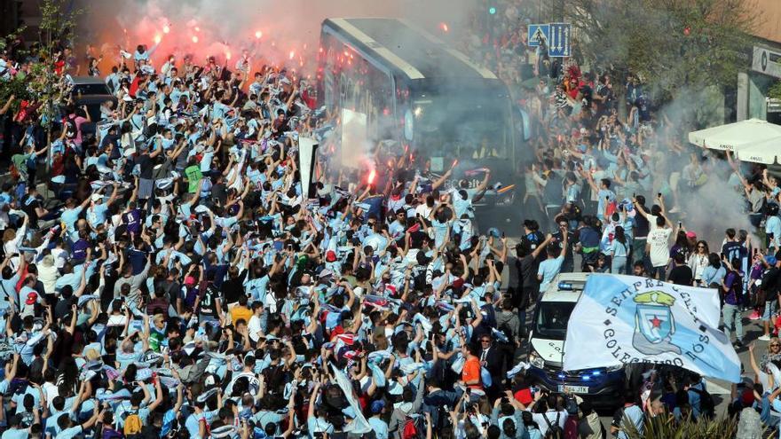 La afición del Celta recibe al equipo antes del partido contra el Villareal // Marta G. Brea