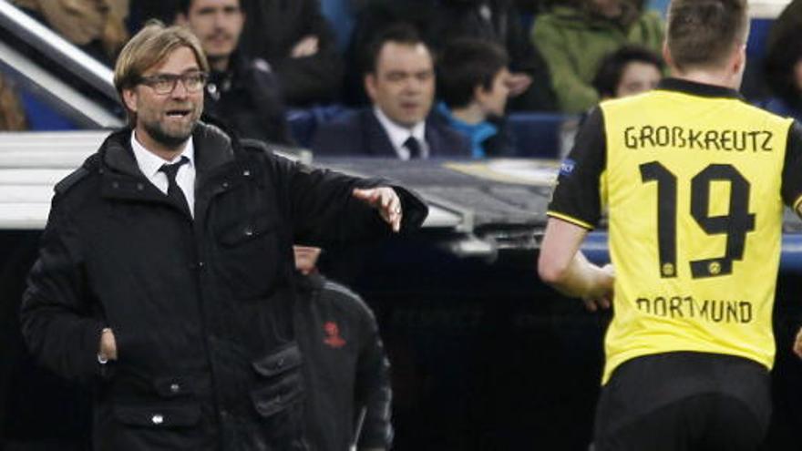 Klopp da instrucciones a Grobkreutz  durante el partido.