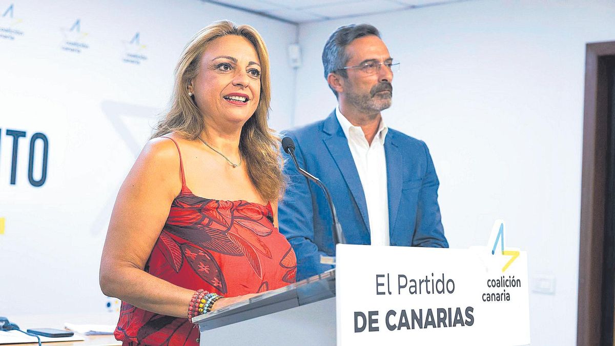 Cristina Valido y Pedro San Ginés, ayer, en la rueda de prensa para hacer balance del ecuador de la Legislatura en las Cortes.