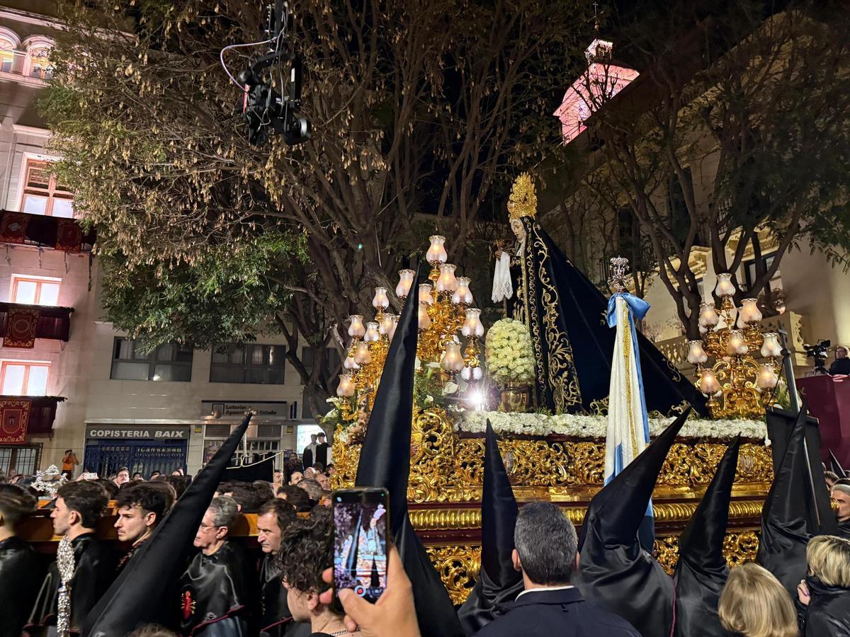 Paso de La Dolorosa por la Plaça de Baix momentos antes de la 'Trencà del Guió'