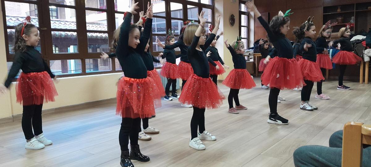 GALERÍA | Las alumnas de Sandra Iglesias bailan para los "abuelos" de la residencia Virgen del Canto de Toro GALERÍA | Las alumnas de Sandra Iglesias bailan para los "abuelos" de la residencia Virgen del Canto de Toro