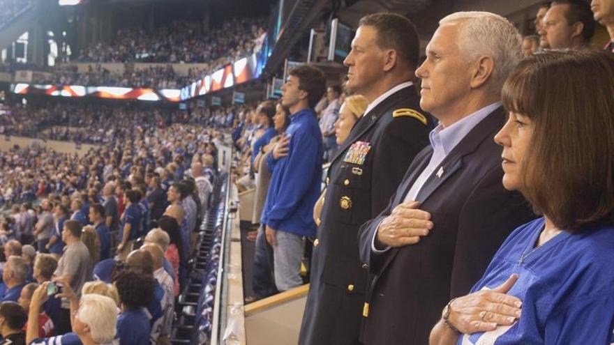 Mike Pence, en el momento en el que sonaba el himno.