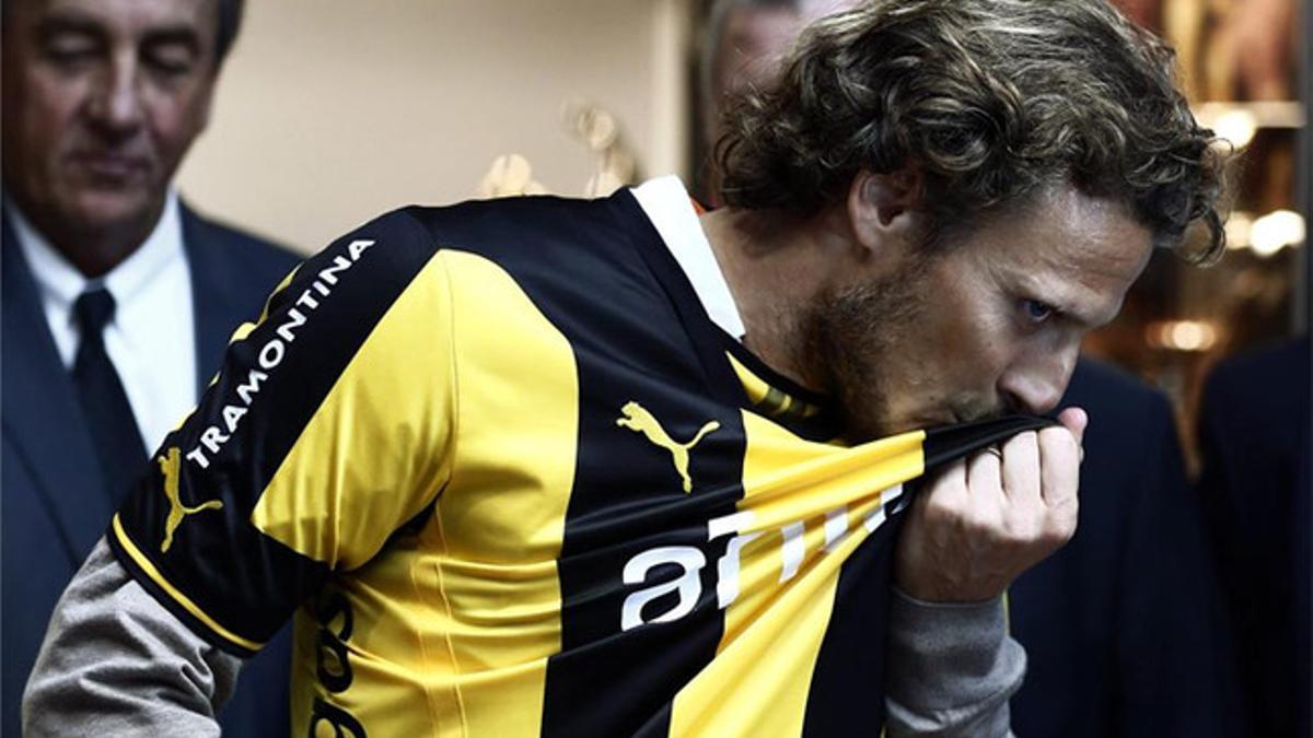 Forlán se mostró orgulloso de firmar por Peñarol