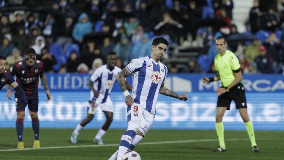 Miguel de la Fuente empató el partido en el discutible penalti que señaló Milla Alvéndiz, una de las tres jugadas polémicas que perjudicaron al Levante