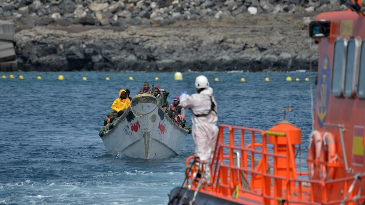 Una embarcación de Salvamento Marítimo ha acompañado hasta el puerto de La Restinga a un cayuco con 56 personas, entre ellos una menor y un menor, localizado en las cercanías de la isla de El Hierro.
