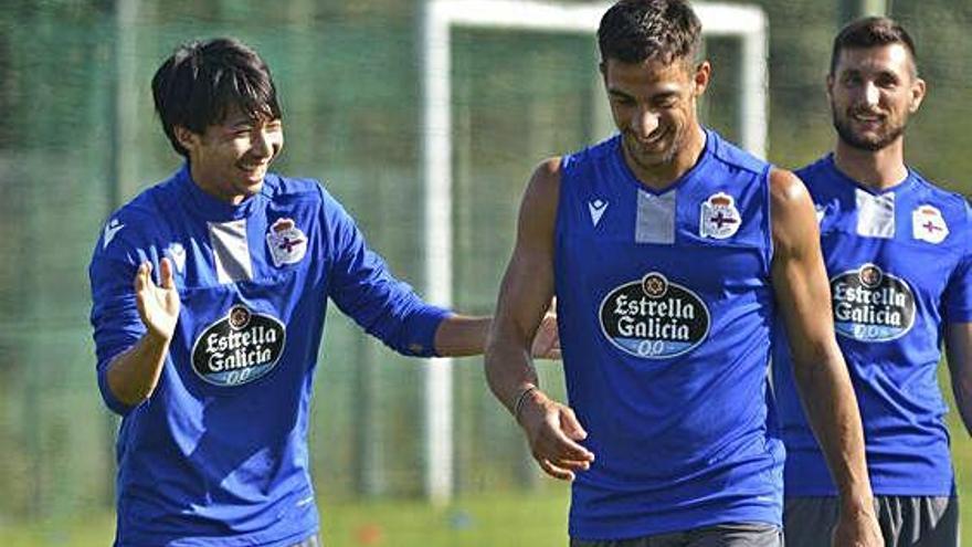 Gaku, sonriente, junto a Lampropoulos ayer en Abegondo.