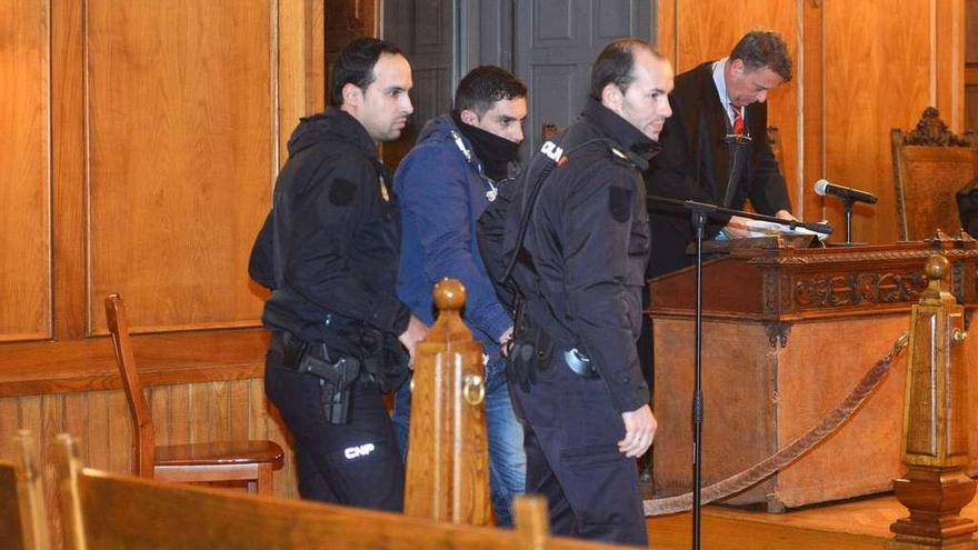 Dos agentes se llevan a Juan Antonio Lusquiños de la sala de vistas de la Audiencia tras escuchar el veredicto de culpabilidad. // G. Santos