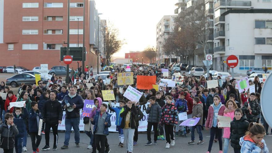 FOTOGALERÍA | Las familias del Zaragoza Sur se movilizan por los retrasos del edificio de Secundaria