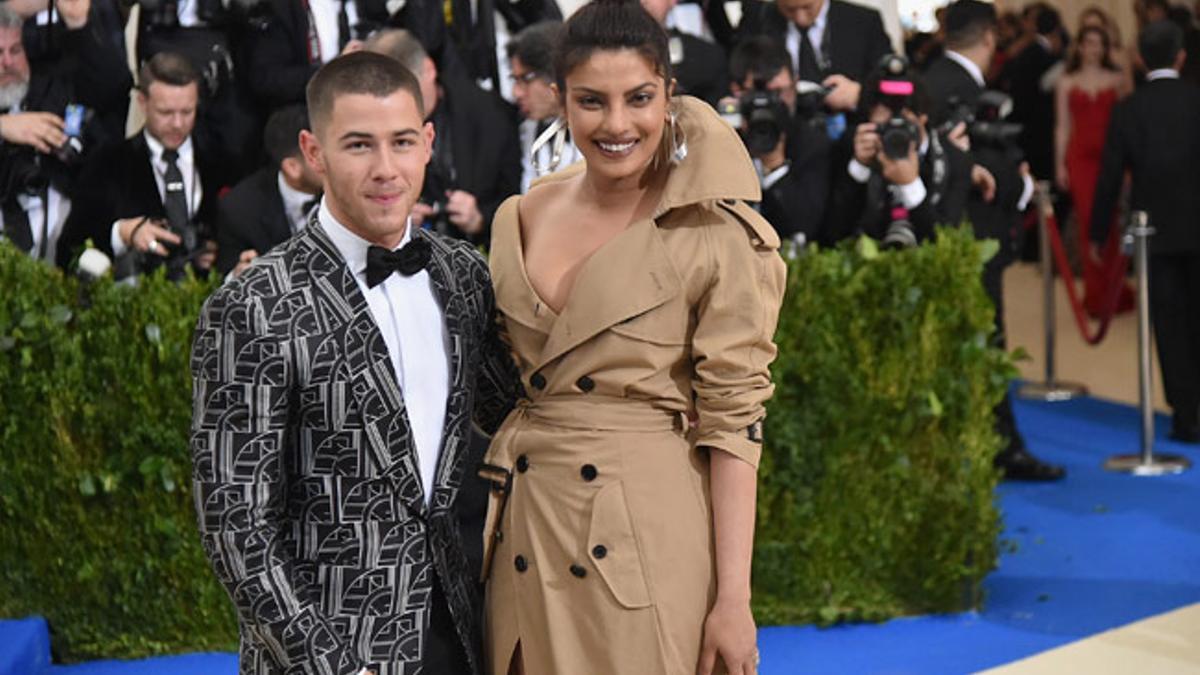 Nick Jonas y Priyanka Chopra posan juntos en la gala MET 2017