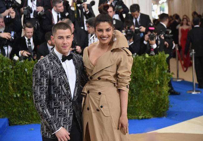 Nick Jonas y Priyanka Chopra posan juntos en la gala MET 2017