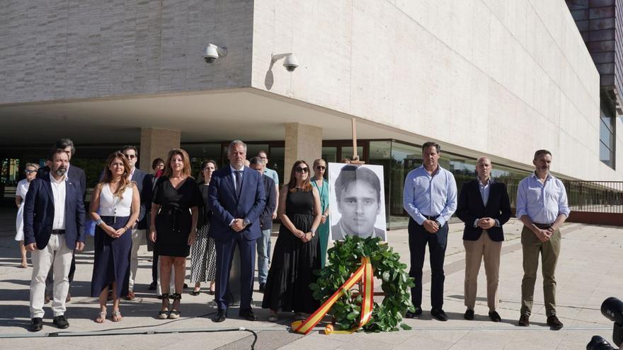 El presidente de las Cortes de Castilla y León, Carlos Pollán, durante el minuto de silencio con motivo del 26 aniversario del asesinato de Miguel Ángel Blanco. | Rubén Cacho-Ical