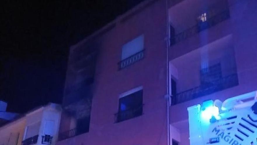Incendi en un hostal de Roses: una vintena de persones evacuades i tres atesos
