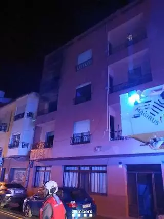 Incendi en un hostal de Roses: una vintena de persones evacuades i tres atesos