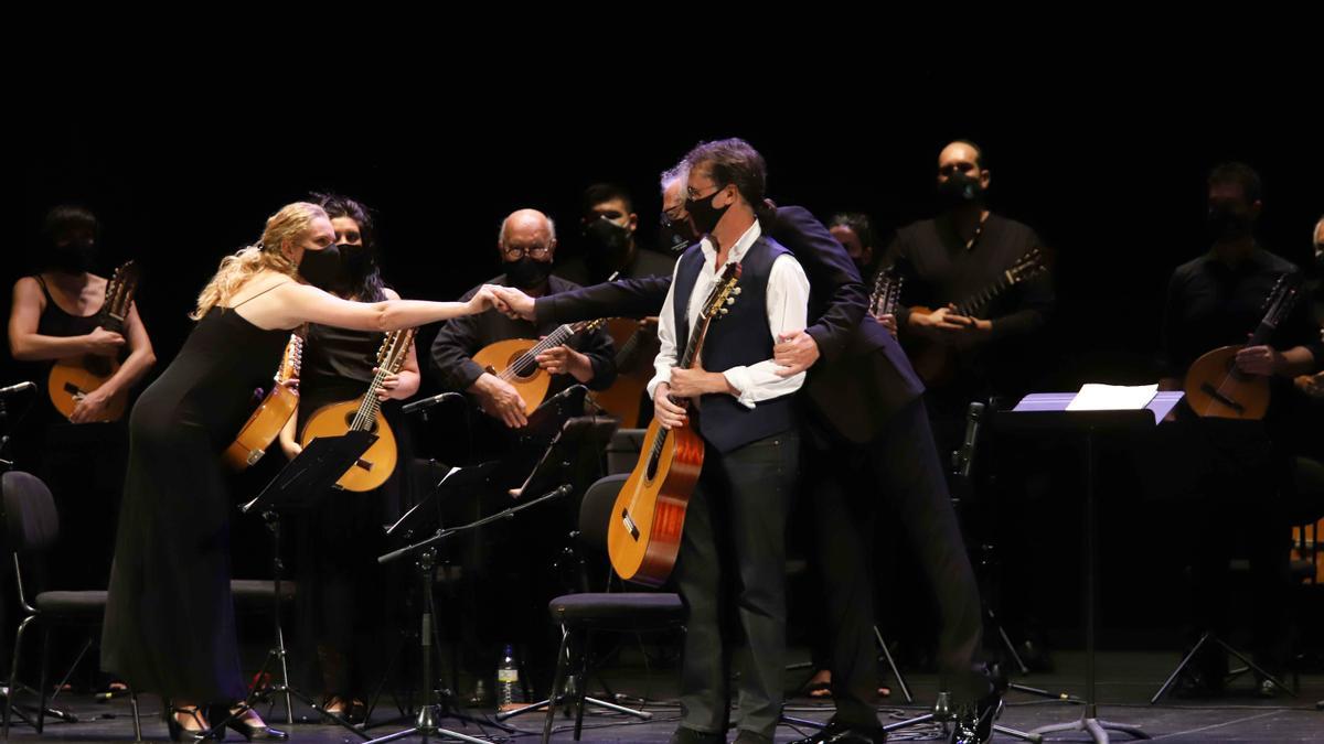 Quinta jornada del Festival de la Guitarra: Mariza, José Antonio Rodríguez y Paco Serrano con la Orquesta de Plectro