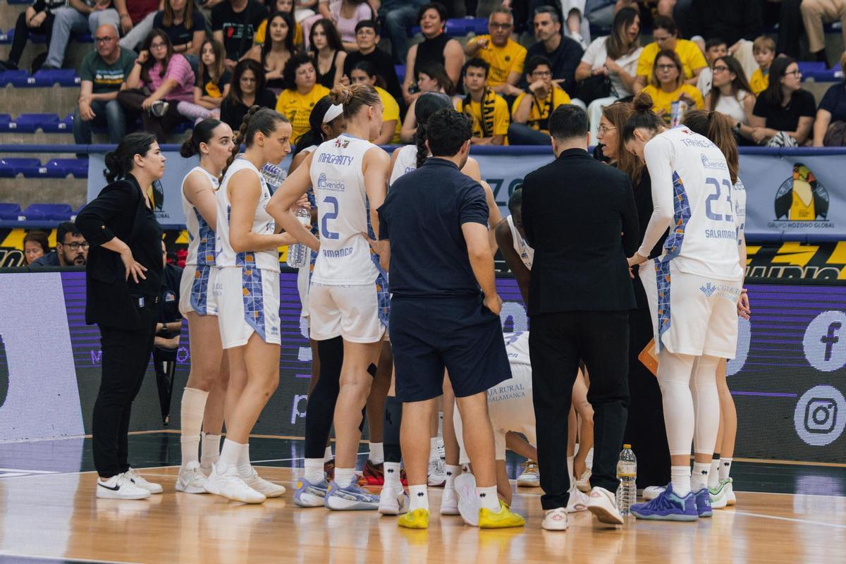 Las jugadoras del Perfumerías, reunidas durante el duelo ante el Jairis