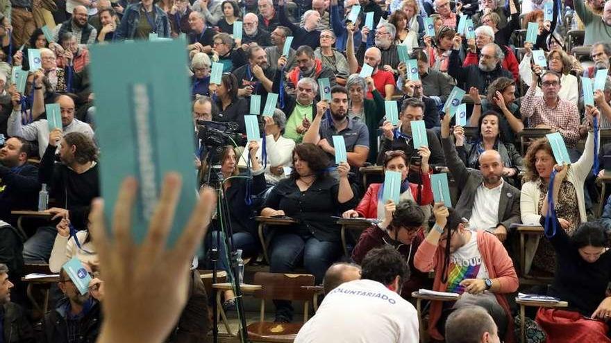 Votación en el plenario, con Villares en segunda fila y en segundo lugar por la derecha. // Xoán Álvarez