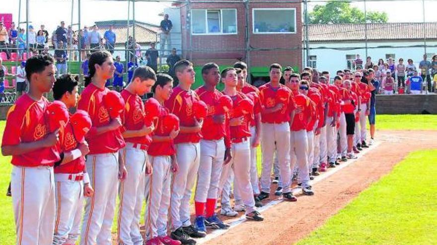 La selección española, escuchando el himno nacional antes de su partido frente a Lituania.