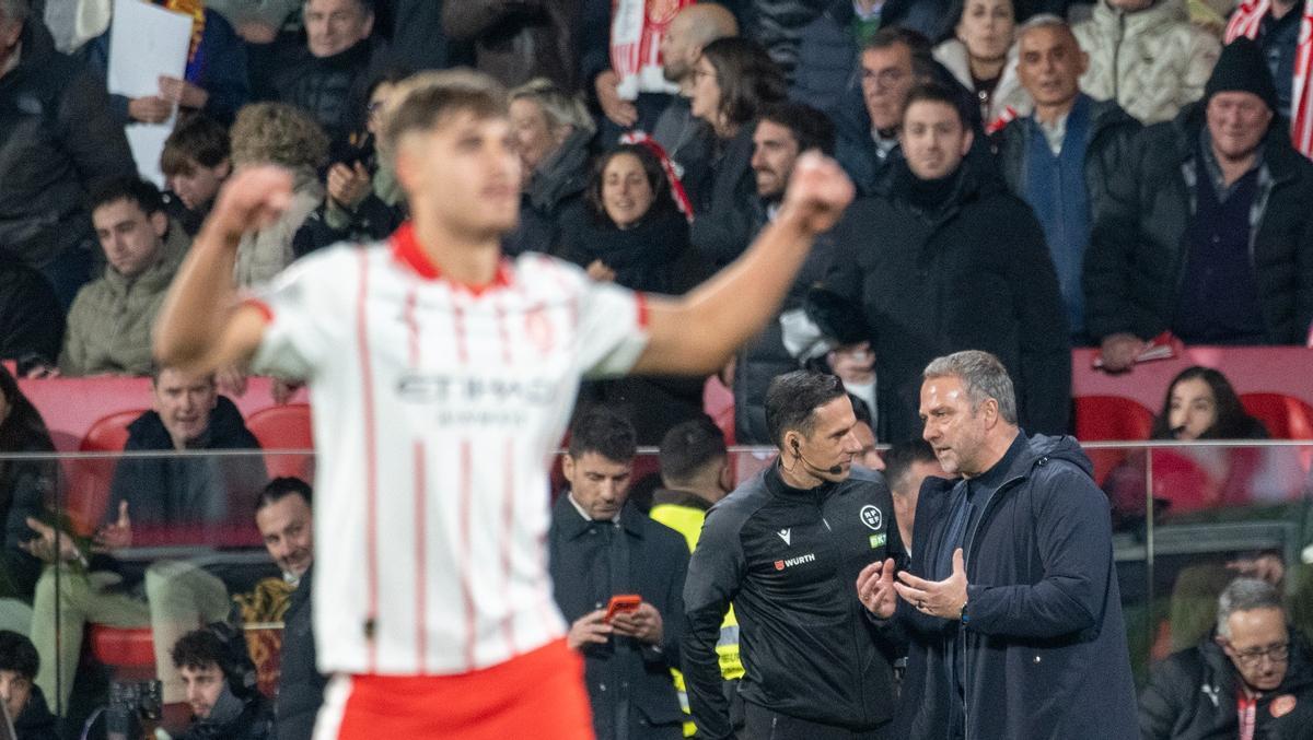 Flick protesta ante el cuarto árbitro el segundo gol del Girona.